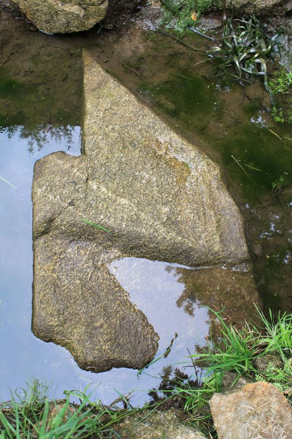 mysteriser Stein auf dem Grund der Megalith Quelle von Kermore, la-fontaine.tv