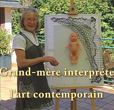 Grand-mère interpréte l'art contemporain, 